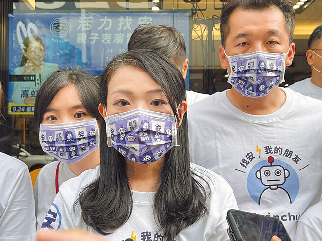 針對民進黨團向資策會要資料，民眾黨新竹市長參選人高虹安（中）直指非常誇張，也說柯建銘的行為讓大家「嘆為觀止」，認為政治追殺不需到這種程度。（王惠慧攝）