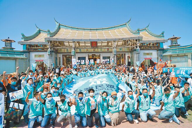 台湾民眾党主席柯文哲24日率民眾党全国党公职、参选人共近百人，齐聚彰化鹿港玻璃庙「护圣宫」，在妈祖面前宣誓「五不」。（吴建辉摄）