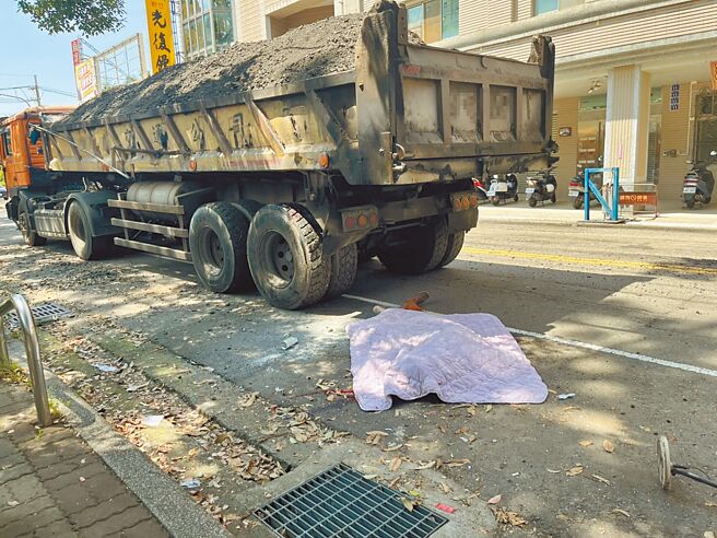台中市豐原區進行汙水管線工程，砂石車倒車時，不慎輾斃泰籍移工。（民眾提供／陳淑娥台中傳真）