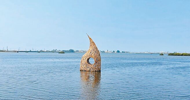 地景裝置藝術家李蕢至創作的《種子》矗立在雲林縣成龍溼地，構想是來自於溼地的植物，該創作既是地景，也是鳥類停留的棲所。（周麗蘭攝）