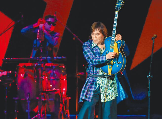 伍佰昨在小巨蛋摇滚开唱。（粘耿豪摄）