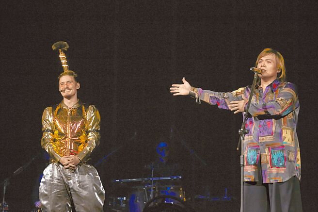 周厚安昨上台与伍佰互动。（月光音乐提供）