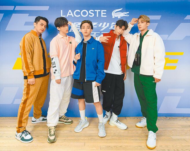 《原子少年》冠軍團「天王星」團員高有翔（左起）、吳昱廷、小孩、蔡承祐、高胥崴昨出席品牌活動。（LACOSTE提供）
