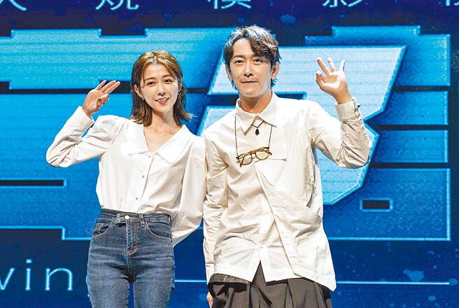 邵雨薇（左）和施名帥昨日一起擔任評審。（粘耿豪攝）