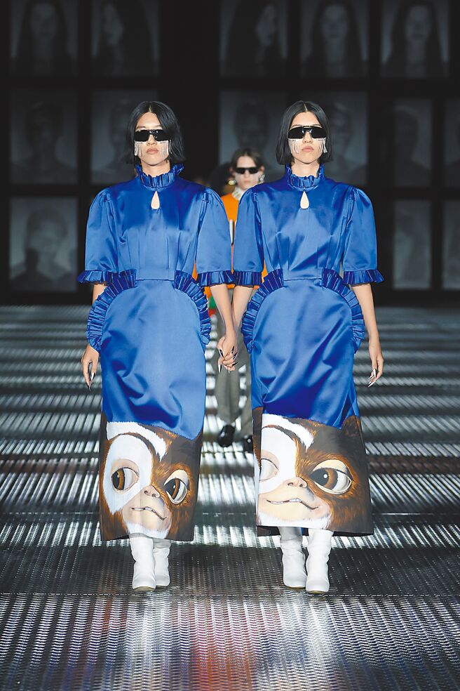 Gucci重复运用1984年美国喜剧电影《小精灵》的图样，贯穿于服装、配件当中。（Gucci提供）