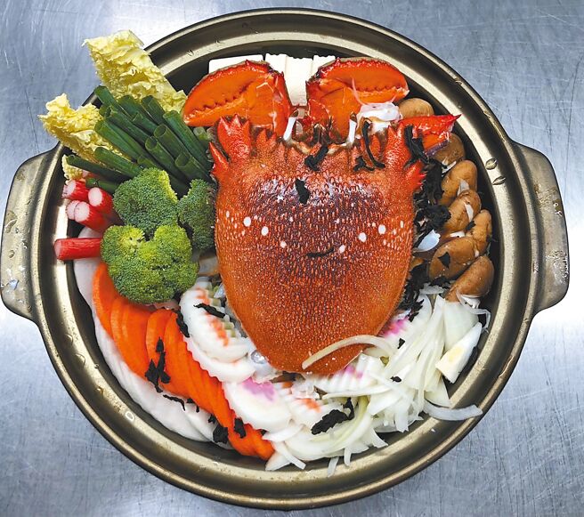「星鲜旭蟹锅物」是高雄店限定料理。（星星水产提供）
