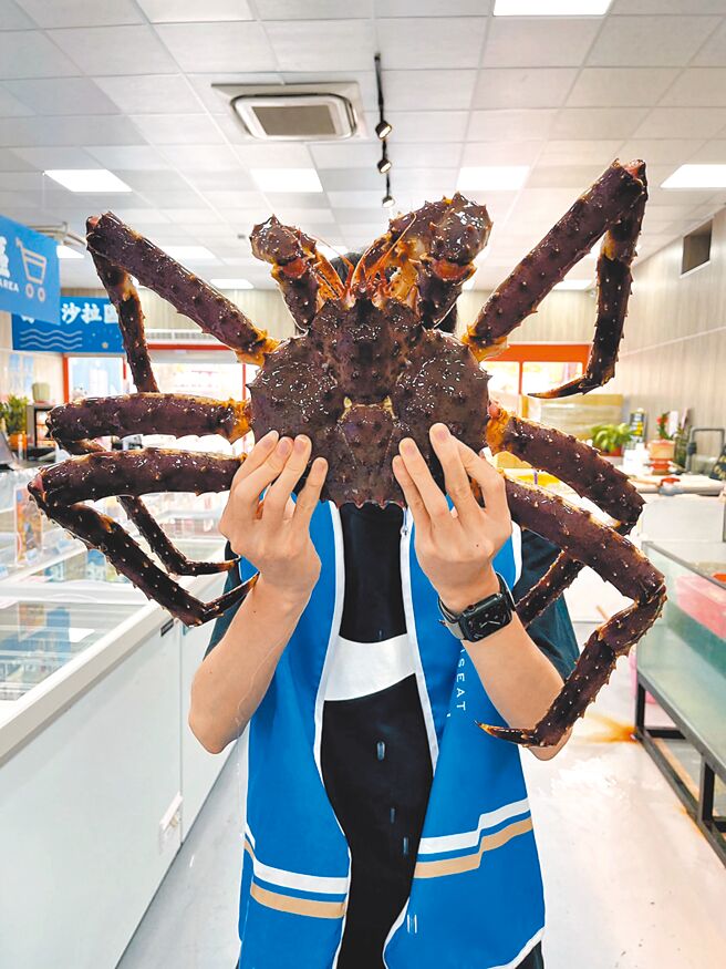 活跳跳的红鳕场蟹，Q弹饱满的蟹肉在嘴里爆发的美味感， 令人久久不能忘怀。（星星水产提供）