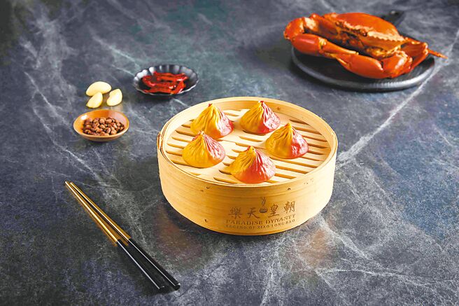 乐天皇朝秋令季节推新菜避风塘炒蟹小笼包。（乐天皇朝提供）