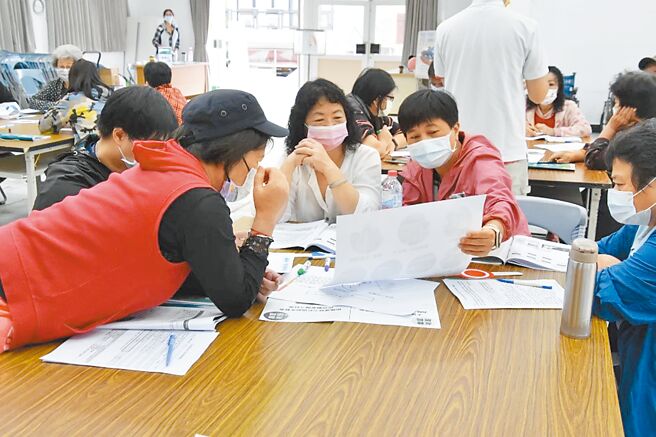 办理相关训练及工作坊，引导在地单位共同讨论失智友善生活圈。（新北市政府卫生局提供）