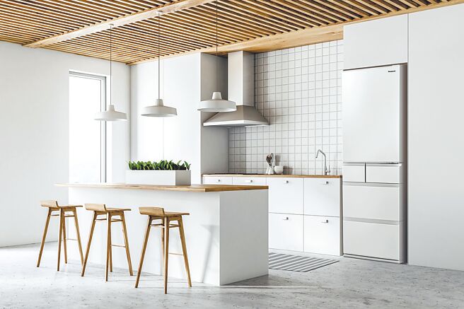 Panasonic推出日本制电冰箱以全平面钢板工艺及日系设计，加上精巧60cm机身宽度，不仅提升空间质感，还能让厨房空间更弹性运用（见图）。（Panasonic提供）