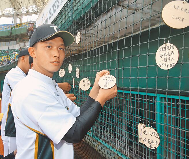 中职第六队台钢雄鹰进军中职后24日在澄清湖棒球场展开秋训，第一指名游击手曾子佑在祈愿卡上直接表明想对决潘威伦。（陈怡诚摄）