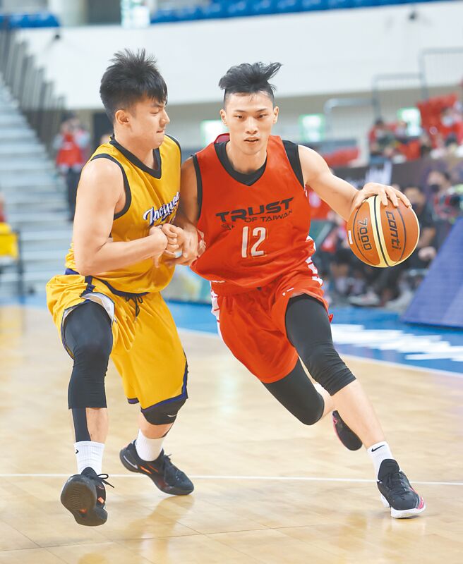 台银张家禾（右）一边运球，一边架开云豹黄奕胜的贴身防守。（中华篮协提供）