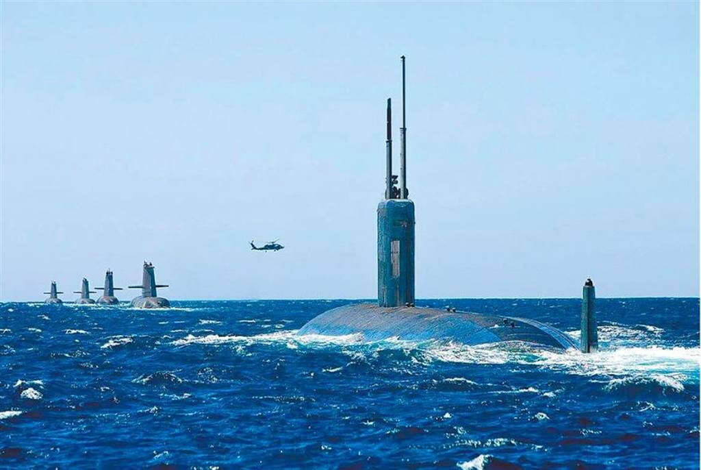 澳洲获得首艘美制核潜艇可望提前至2035年，中方表示严重关切。图为美军洛杉矶级核动力攻击潜舰「圣塔菲号」（右，USS Santa Fe）与澳洲海军柯林斯级潜艇、HMAS Collins、HMAS Farncomb、HMAS Dechaineux和HMAS Sheean一起编队，途经西澳大利亚科克本湾。（摘自澳洲皇家海军脸书）(photo:ChinaTimes)