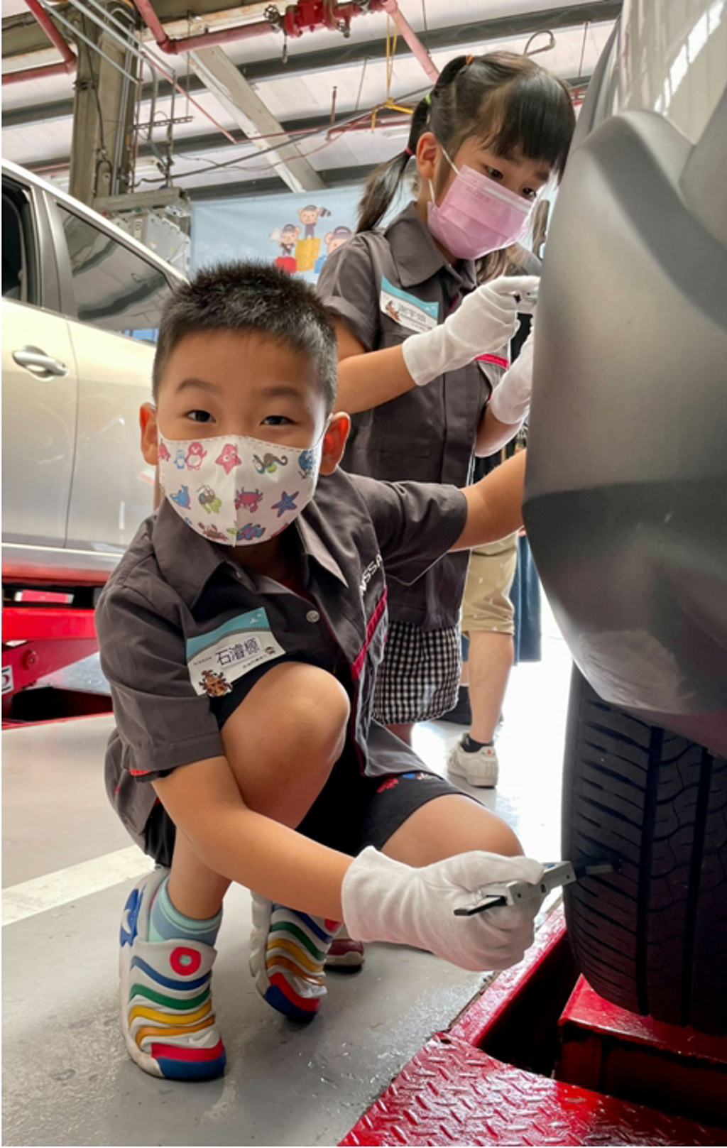 2022「NISSAN小小汽車達人」服務廠工作體驗營，透過DIY胎紋量測等體驗活動讓車主及小朋友更加了解汽車相關知識及愛車保養流程。 (圖/NISSAN )