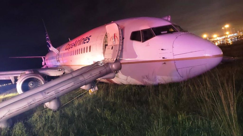 巴拿马航空737-800客机在降落巴拿马托库门国际机场发生冲出跑道的事故。图/aviacionline(photo:ChinaTimes)