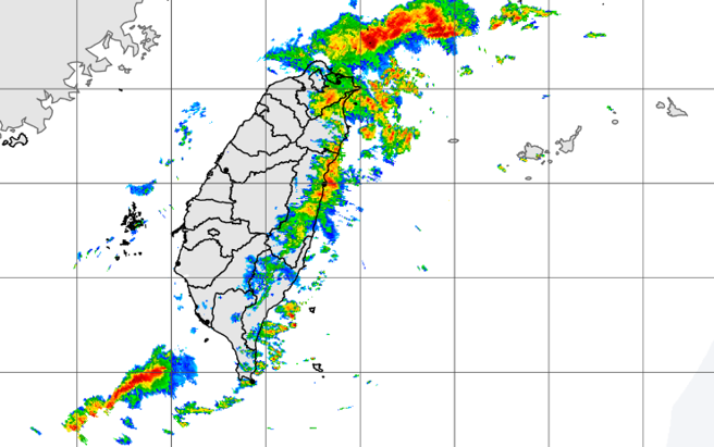 迎風面地區仍有較大雨勢，氣象局針對北、東6縣市發大雨特報。（中央氣象局提供）