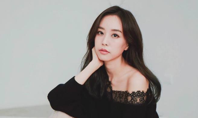 刘容嘉在主持与影剧方面都有亮眼的成绩。(图/刘容嘉 脸书)