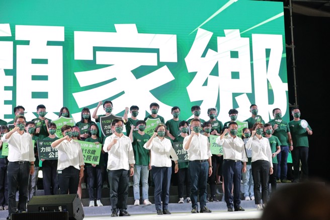 民进党24日于台中市举办「民主36挺18」音乐会，蔡英文总统和民进党提名县市首长一起上台，她也强调，让会做事成为城市治理的新标准。（资料照/冯惠宜摄）