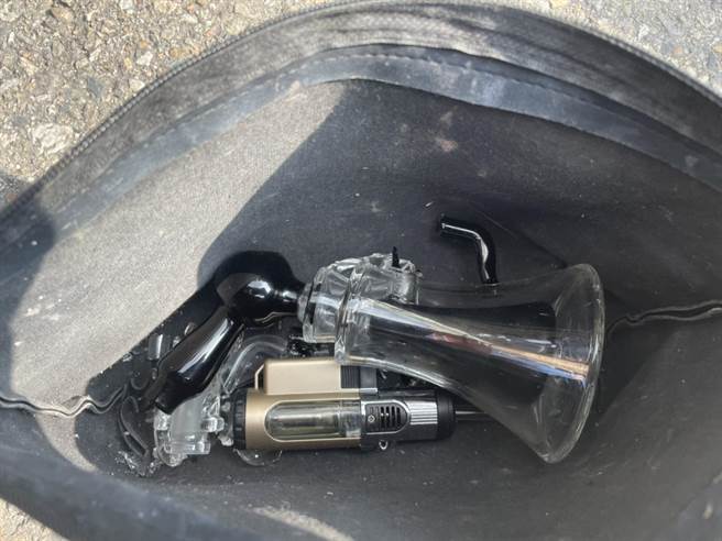 吴男疑似在车上吸毒且拒检还危驾，逃逸途中从车上丢吸食器出车外。（台中市第二分局提供／冯惠宜台中传真）