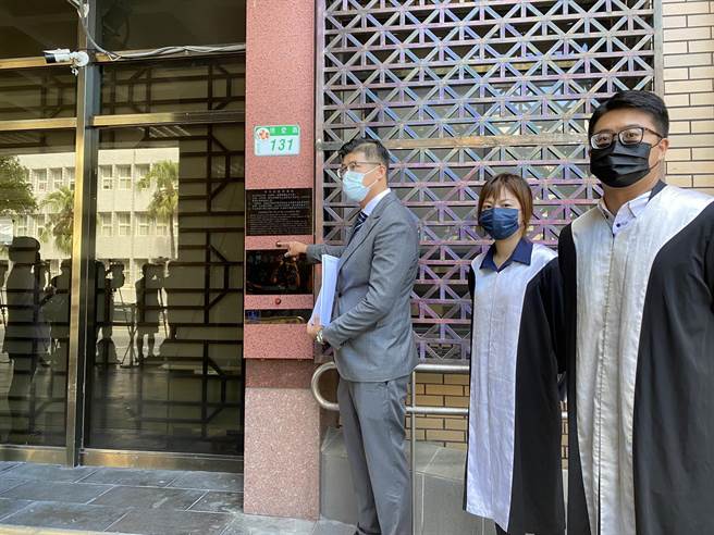 民进党提名台北市议员候选人詹晋鉴律师，26日到台北地检署告发，指章孝严改姓一事认领文件不全、涉及特权认领（林伟信摄）
