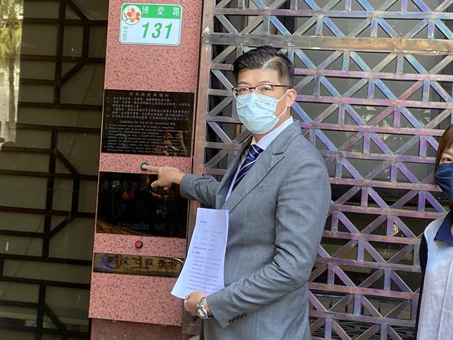 民进党提名台北市议员候选人詹晋鉴律师，26日到台北地检署告发，指章孝严改姓一事认领文件不全、涉及特权认领（林伟信摄）