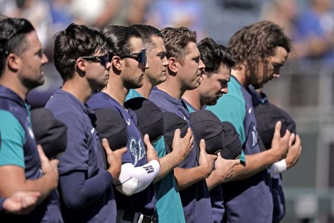 水手队球员聆听赛前国歌。（美联社）