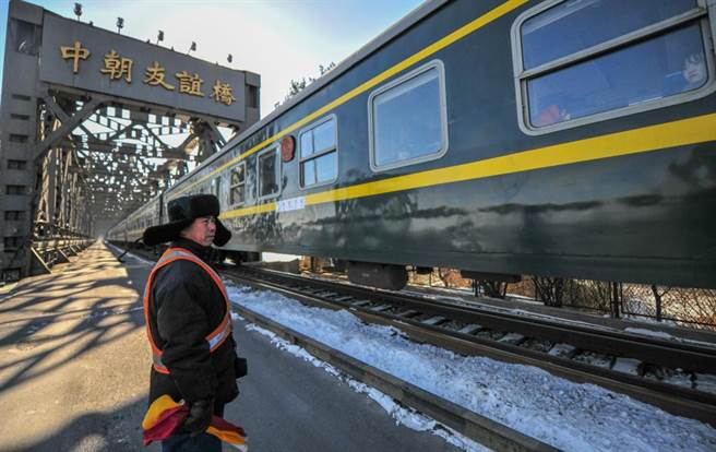 图为大陆巡守员在中朝友谊桥进行接车。（资料照／中新社）
