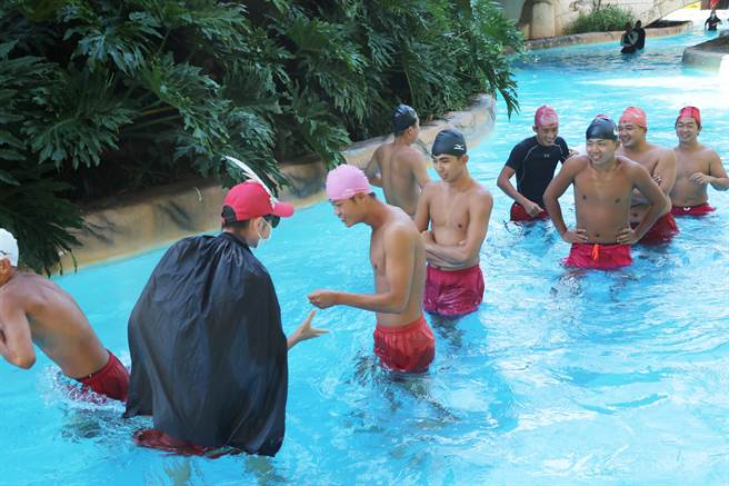 双十连假的三天假期，丽宝乐园渡假区更举办第一届漂漂河趣味健走大赛，在长达270公尺的漂漂河内设置。（丽宝乐园渡假区提供）