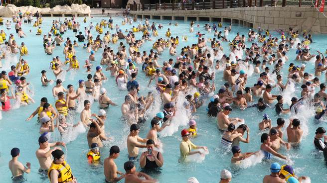 国旅补助只到10.7 COOL浪持续催落去! 马拉湾延长营运至10月底休园。（丽宝乐园渡假区提供）