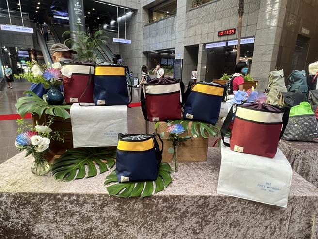 第八代嗡嗡包今天亮相。（游念育摄）