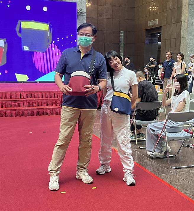 第八代嗡嗡包今亮相，由北市议员李建昌到现场参与走秀。（游念育摄）