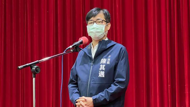 国境解封在即，高雄市长陈其迈今（26）日指出，因应国门打开后，为吸引国外旅客，将打团体战行销高雄，尤其明年港埠旅运中心将正式启动，也会配合邮轮观光，带动观光产业发展。（柯宗纬摄）