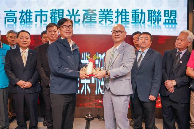 御宿集团总裁、高雄市观光协会理事长刘坤福（右三）为「陈其迈观光产业后援会总会长」，他指出，观光产业虽受疫情重创，但高雄在防疫第1名的市长陈其迈带领下，不仅招商成绩亮眼，观光活动、城市行销表现更加优异，获旅馆、旅行业、商圈、客运等业者代表力挺高票连任，再拚4年。（柯宗纬翻摄）