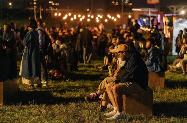 在草地上隨著音樂搖擺，享受最Chill的午後時光。（柯宗緯翻攝）