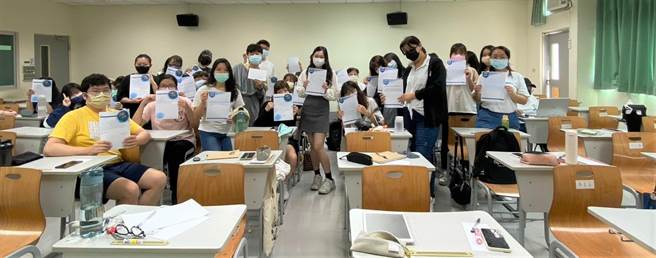 树德科大艺术管理与艺术经纪系大一学生在9月28日教师节前夕发起一人一信活动。（树德科大提供／林瑞益高雄传真）