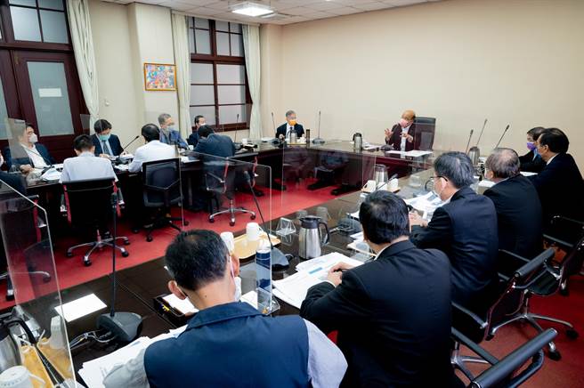 行政院長蘇貞昌今（26日）上午8時召開擴大防疫會議。（行政院提供）