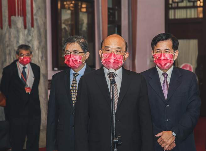 行政院长苏贞昌（右二）说，教育经费年年增加，现在已达1年3500亿元。（教育部提供／林志成台北传真）