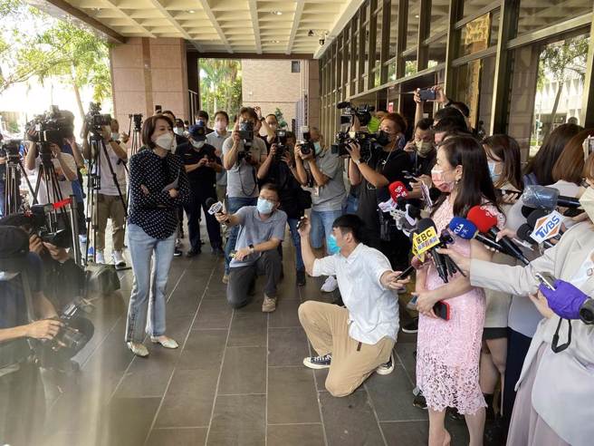 周玉蔻說要跟張女道歉，但隨即跟台北市議員王鴻薇在地檢署前大吵一架。（林偉信攝）