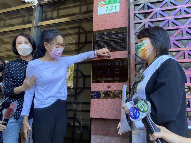 張淑娟一路哭著走到台北地檢署，她說自己根本不認識周玉蔻，也從沒有跟蔣孝嚴滾床、有不倫，也哭著說，為何要這樣霸凌一個女子。（張淑娟身著白衣女子。林偉信攝）