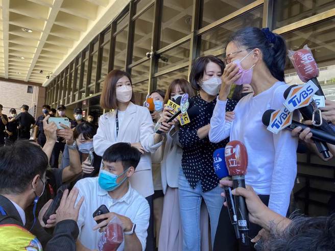 張淑娟一路哭著走到台北地檢署，她說自己根本不認識周玉蔻，也從沒有跟蔣孝嚴滾床、有不倫，也哭著說，為何要這樣霸凌一個女子。（張淑娟身著白衣女子。林偉信攝）