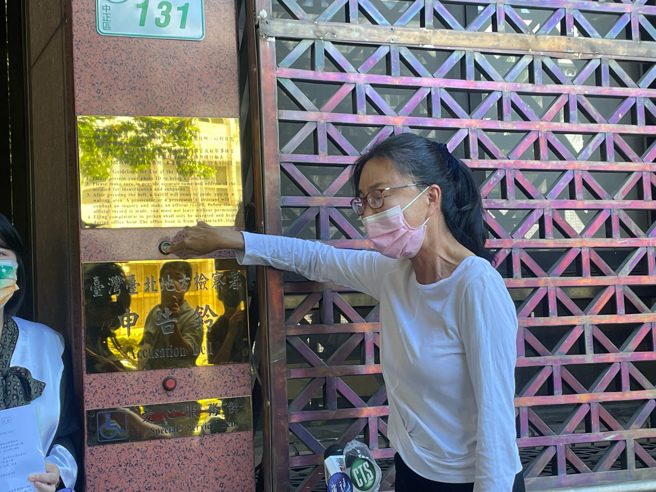 前中姐張淑娟26日到北檢控告周玉蔻。（季志翔攝）