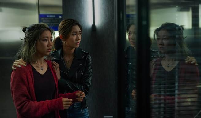 《失衡凶间》中的《暗角》，由顏卓灵（左）及伍咏诗主演。（华映提供）