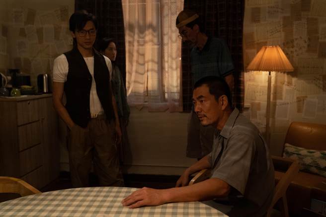 任贤齐（右）在《失衡凶间》的《唐楼》扮演退隐的江湖老大。（华映提供）