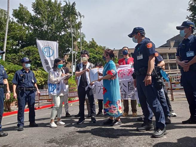 台鐵產業工會及台鐵企業工會各分會至行政院陳情抗議不透明的留才方案(台鐵產工提供)