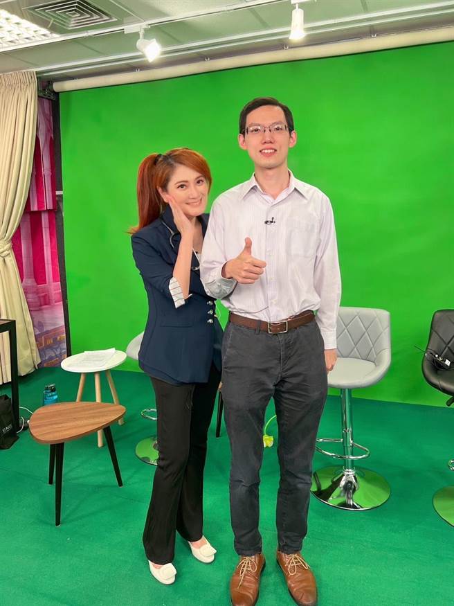《健康超给莉》主持人薛楷莉（左）与台大血液肿瘤科田丰铭医师破解罹癌迷思。（中天新闻提供）