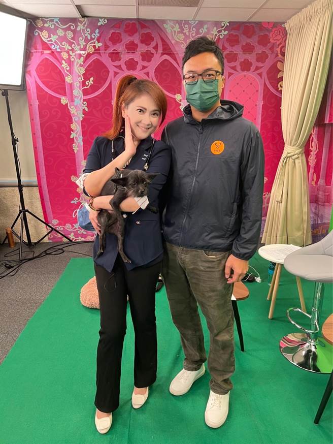 薛楷莉（左起）、流浪犬训练师。（中天新闻提供）