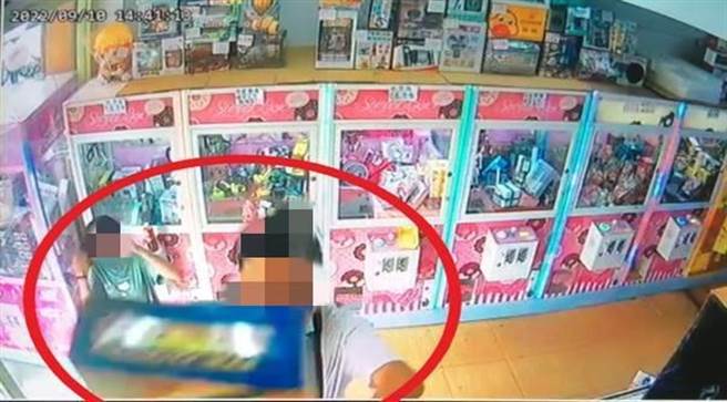 徐姓父女到夹娃娃机店内消费，以为达到加码送的门槛拿走赠品，遭控窃盗罪嫌。（民眾提供／杨静茹南投传真）