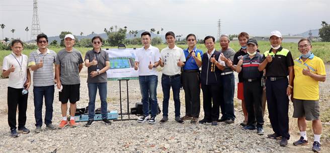 市議員陳本添(左六)26日邀請各界進行會勘，持續關注網球場興建計畫，要求行政單位務必掌握規畫時程盡速執行工程。（江啟臣服務處提供）