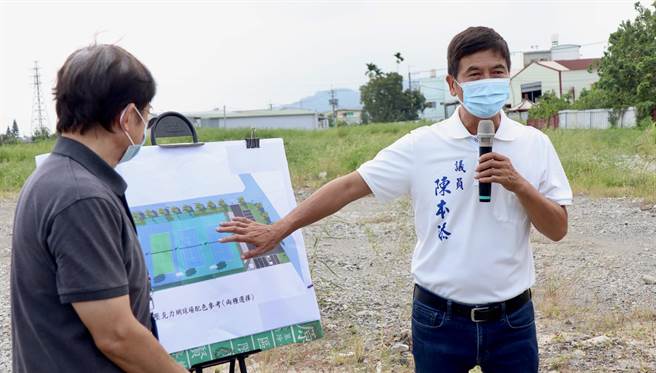 陳本添(右)強調，網球場興建工程已發出勞務包，設計完成後即可發出工程包。（江啟臣服務處提工）