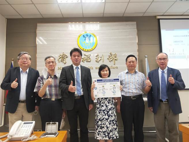 国家卫生研究院与中央研究院联手，研发癌症免疫治疗候选药物，和现有的单株抗体併用，可增强巨噬细胞的吞噬作用，达到治疗癌症效果。（王家瑜摄）